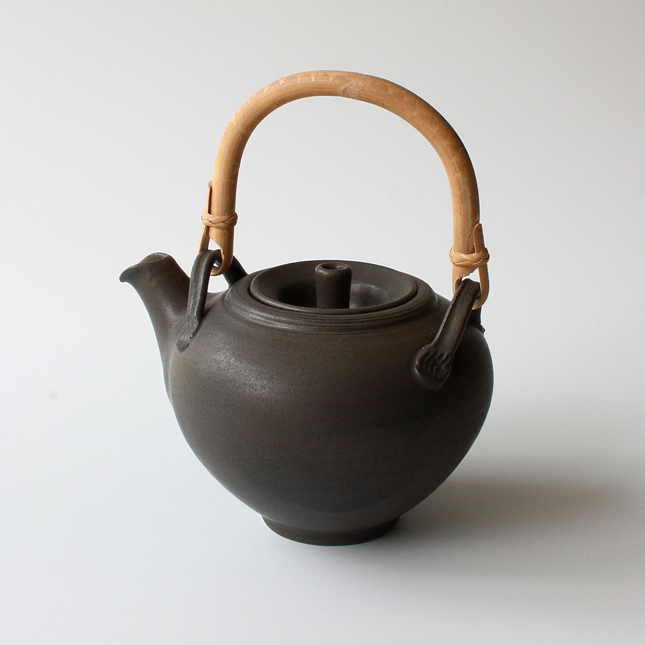 Tepotte_graabrun_classic_sauer Tepotter med gråbrun silkemat glasur og spanskrørshank