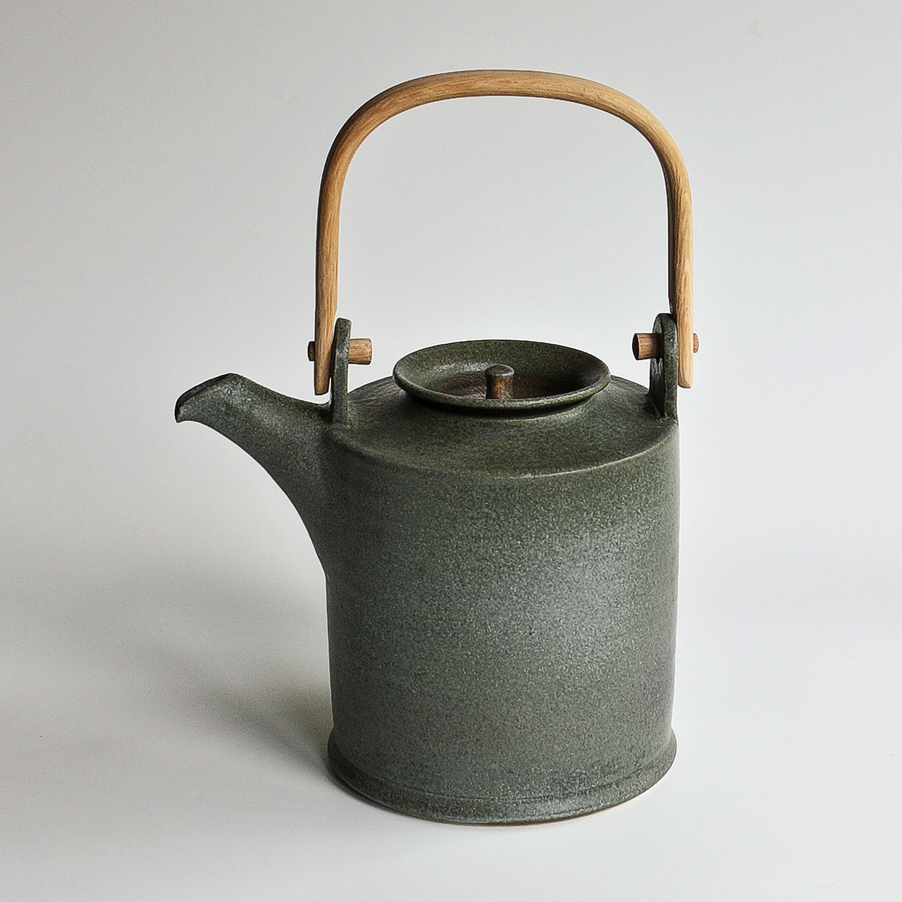 tepotte_groen_cylinder_sauer-copy Tepotte med mat, grøn glasur og stukket egetræshank
