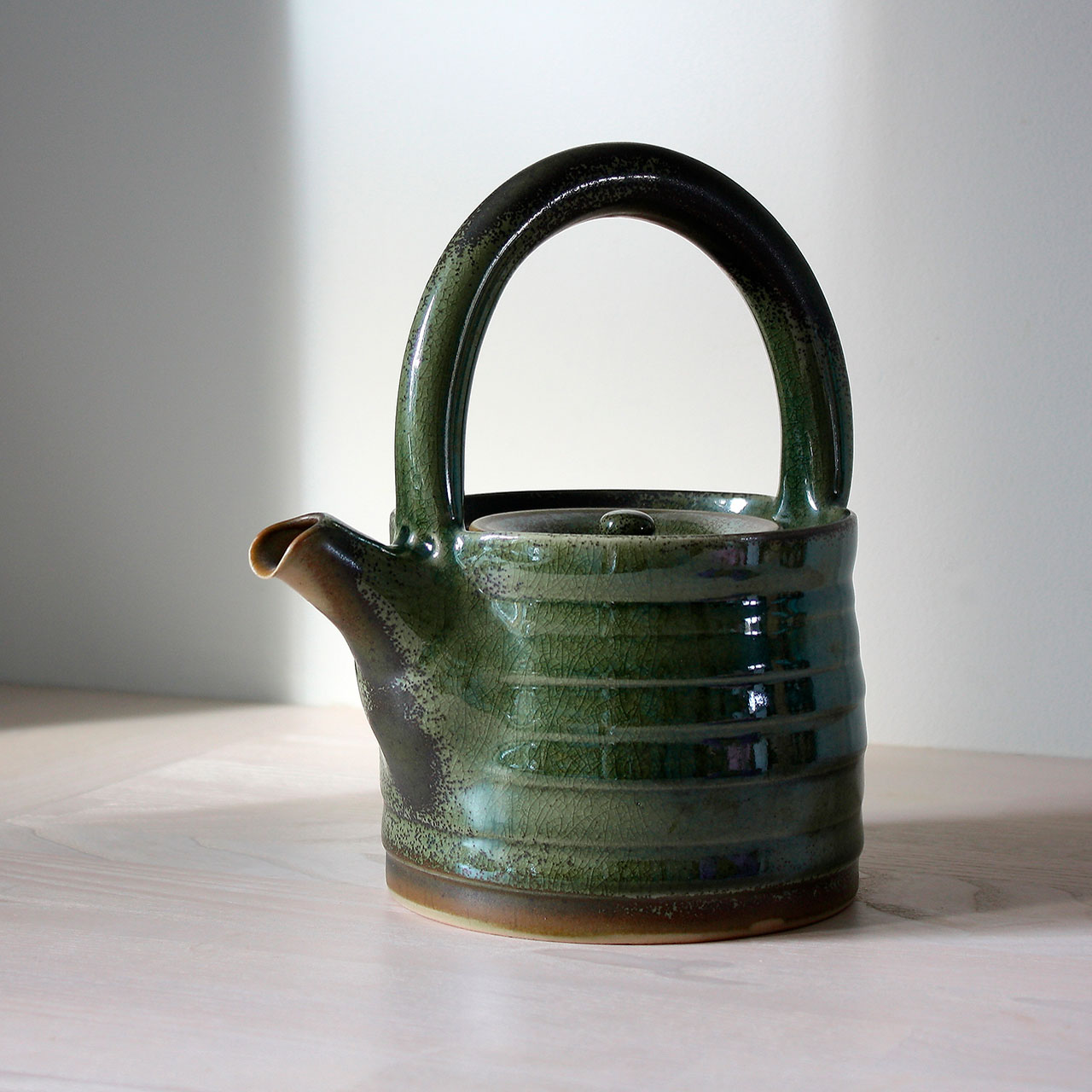tepotte_groen_spaettet_sauer Tepotte med grøn, blank og spættet glasur. Drejet hank